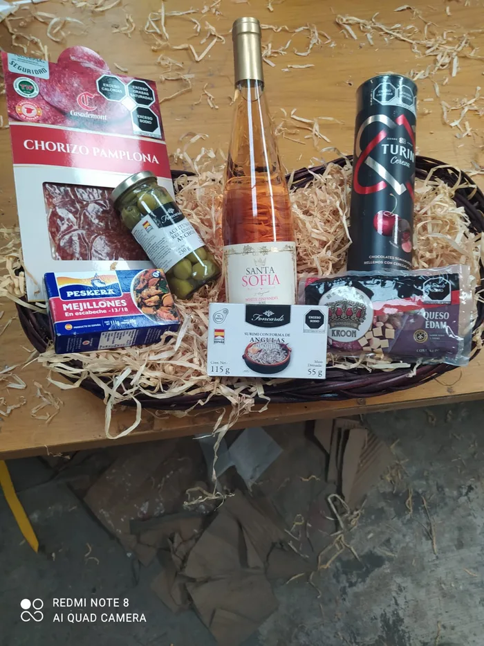 Presentación final de regalos corporativos antes del envío